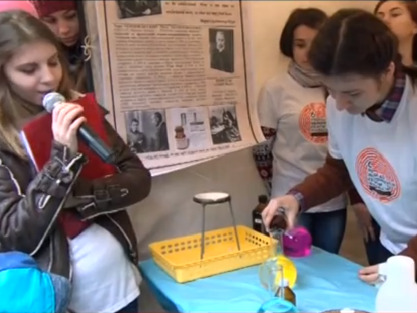 Piękno chemii. Studenci zaprezentowali reakcje chemiczne przed pokazem filmu „Maria Curie Skłodowska”
