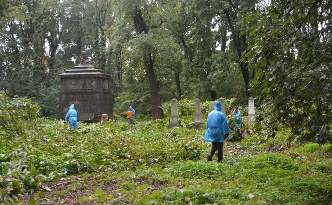 Sprzątanie cmentarza w Kołomyi