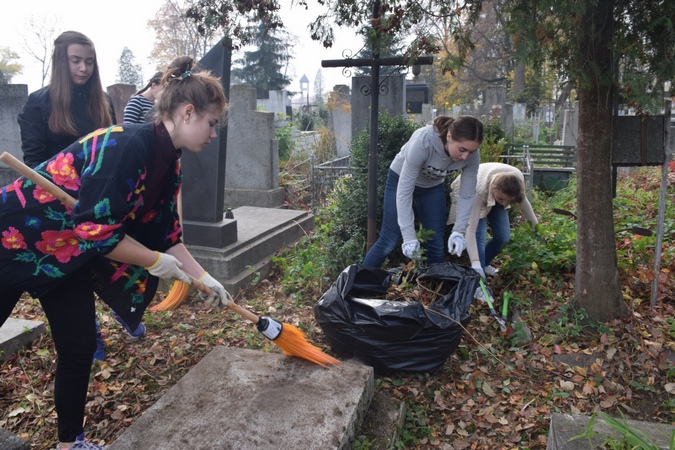 Sprzątanie cmentarza „u Spuziaka”