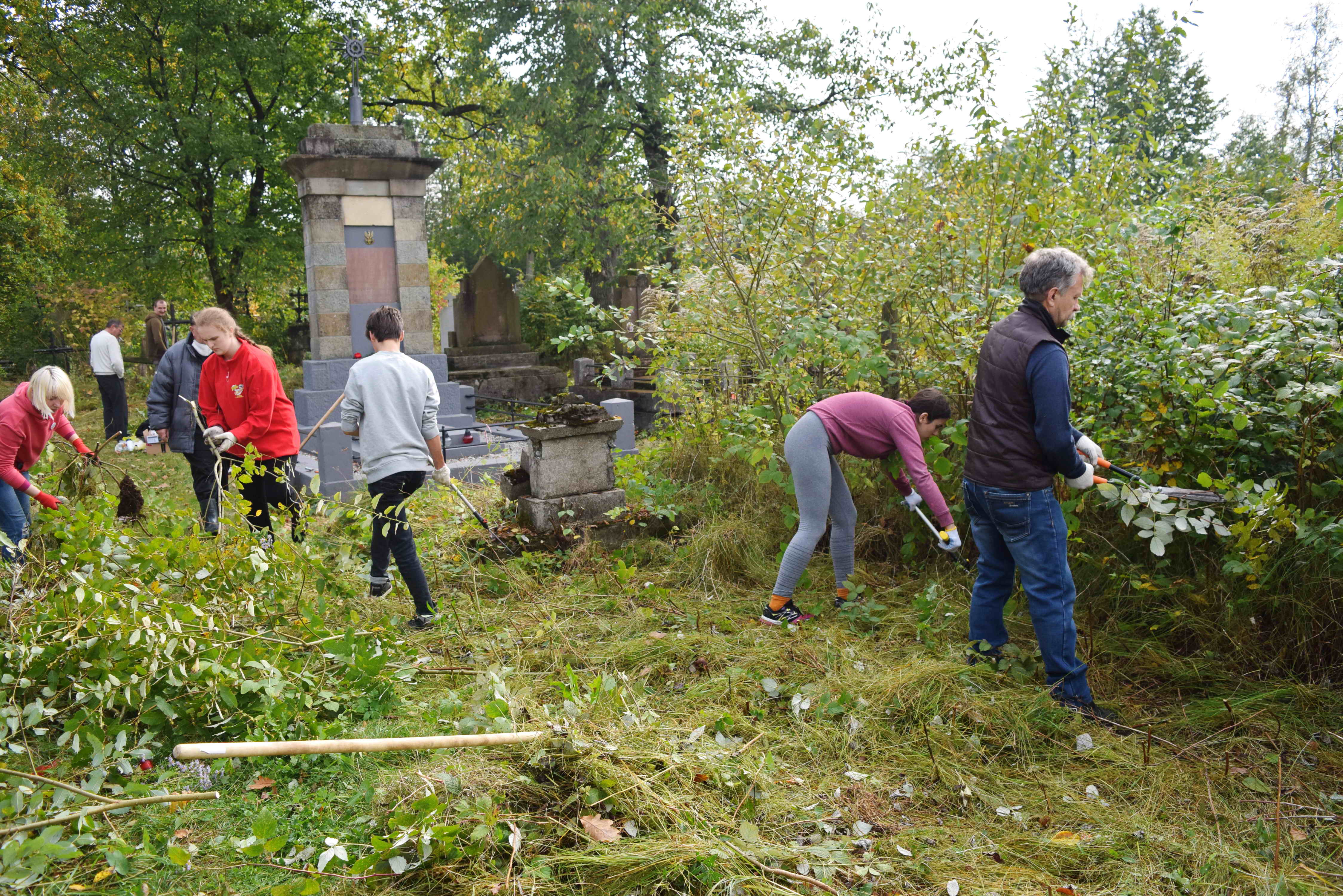 Sprzątanie starej części cmentarza w Bohorodczanach