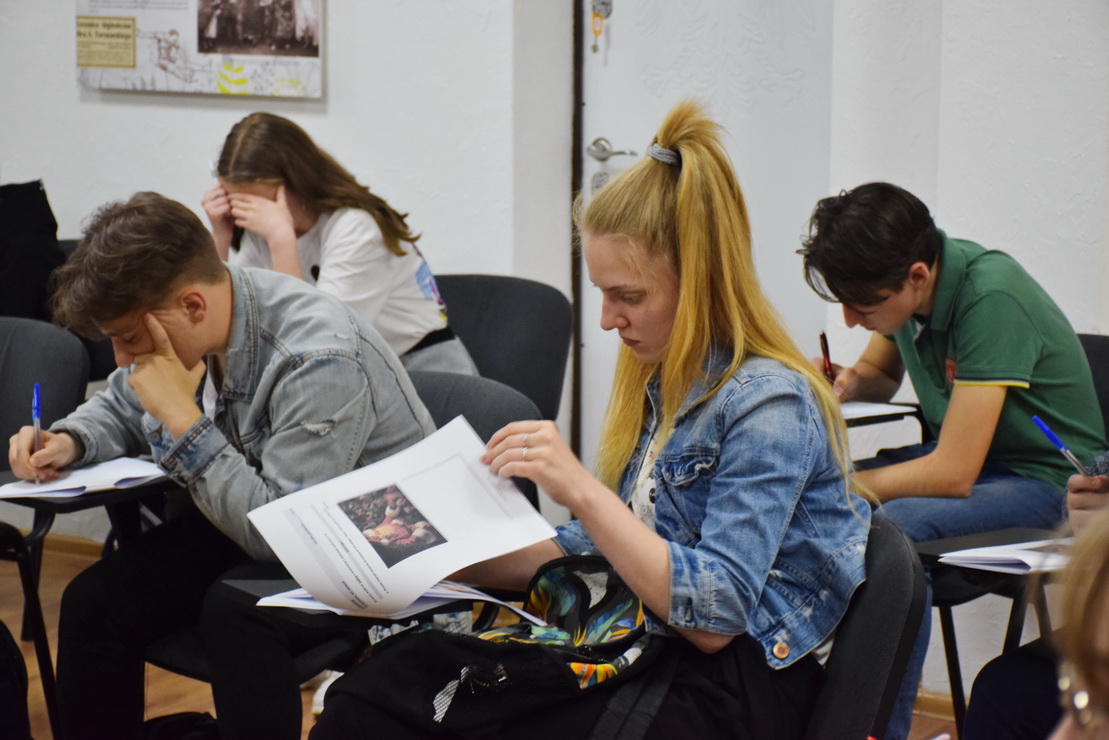 Діти та молодь здають екзамени з польської мови