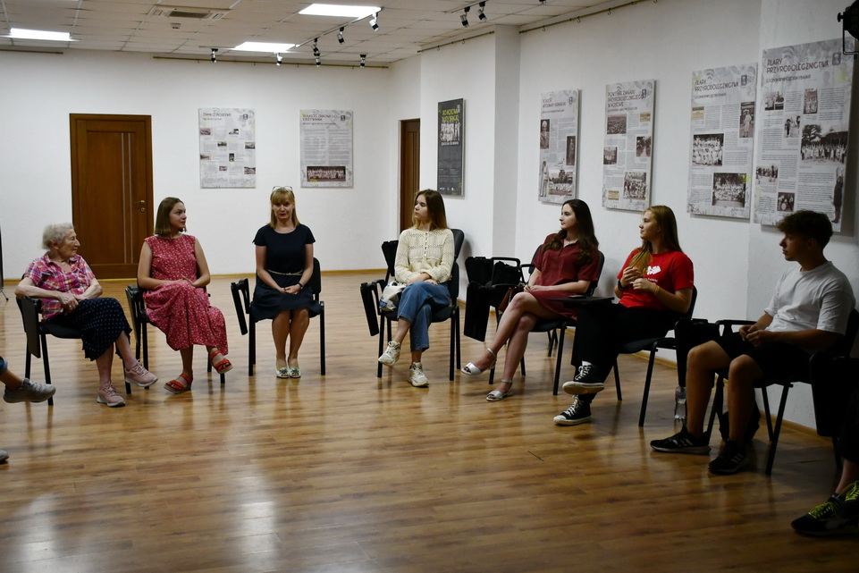 Волонтери Центру польської культури обговорюють план заходів організації
