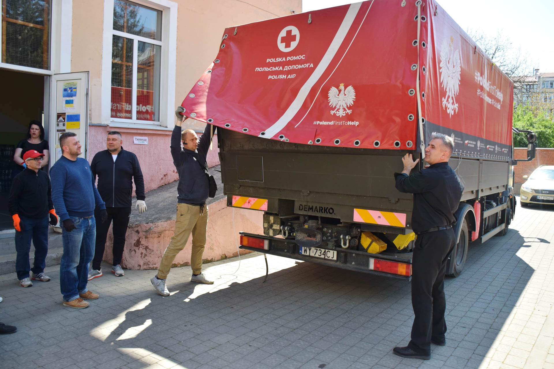 Konsul generalny RP we Lwowie przekazuje pomoc humanitarną dla Ukrainy z Polski