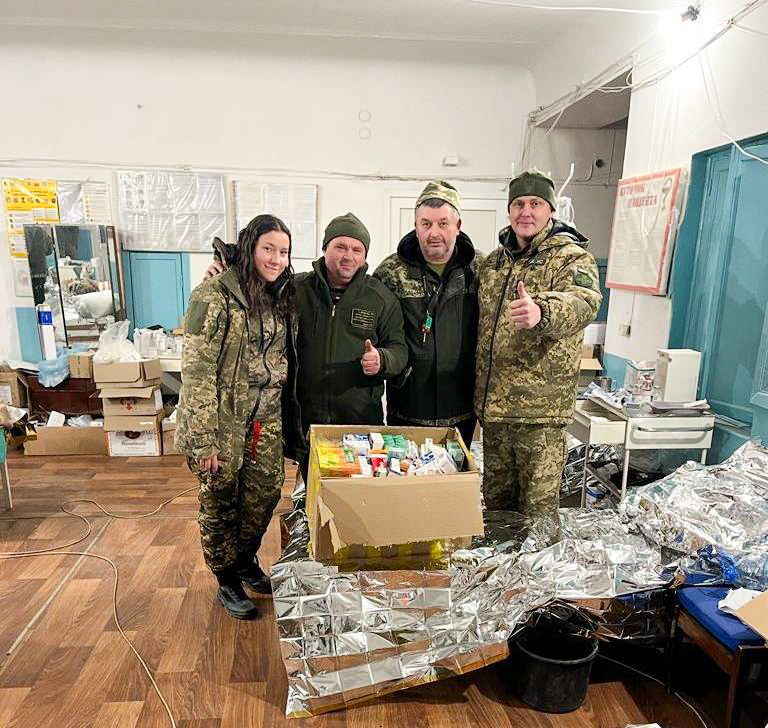 Передання гуманітарної допомоги військовим на сході України